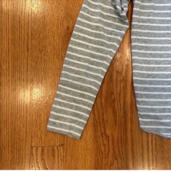 Like New GAP Feather Long Sleeve Striped Tee- Gray and White, Size Large - Picture 2 of 8